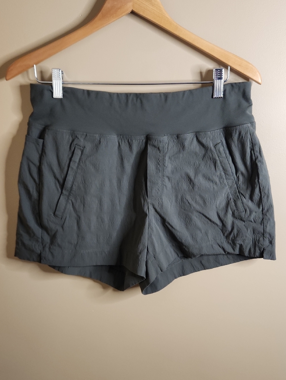 Athleta Trekki North Short In Olive. Size 10. #530626